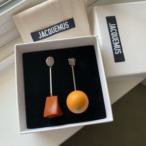 Jacquemus asymmetric La Bille earrings in yellow